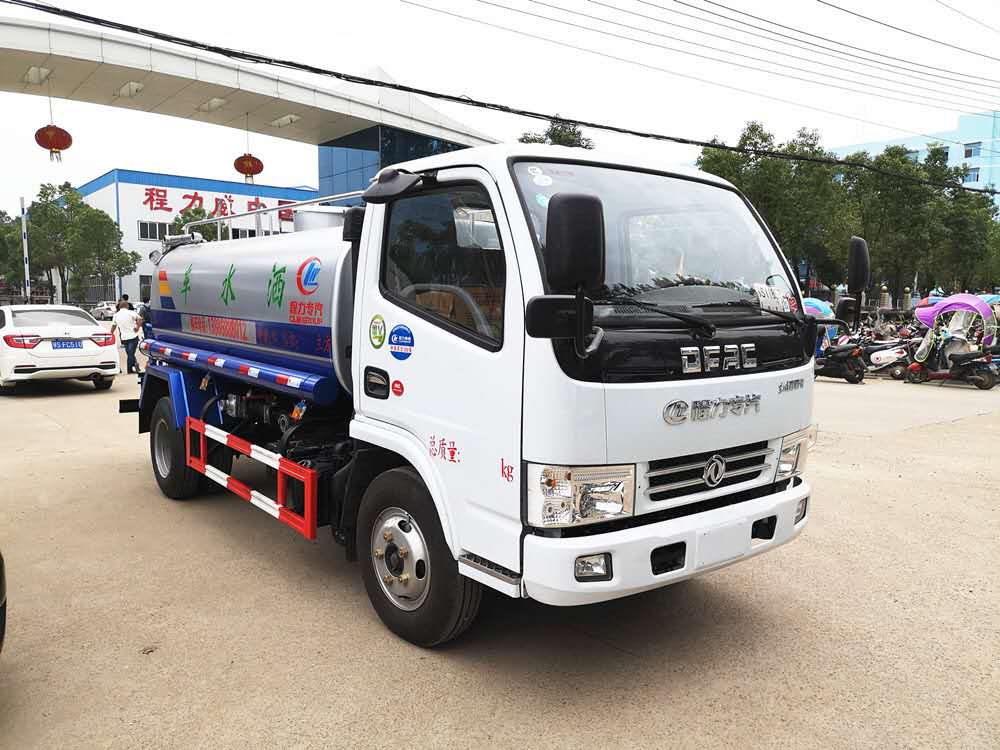 东风多利卡5吨洒水车
