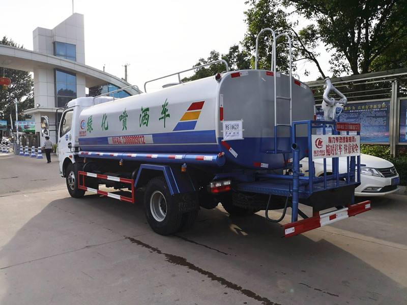 东风8-9吨洒水车 东风8-9吨洒水车