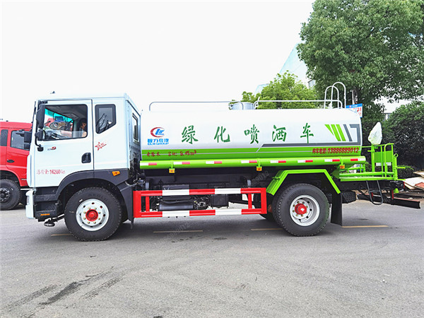 东风D9洒水车