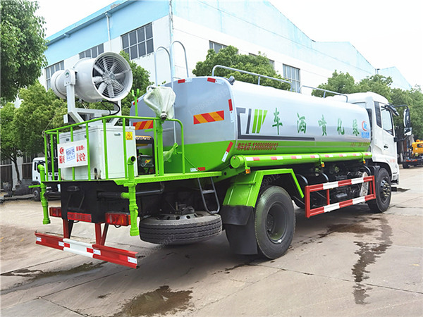 东风天锦洒水雾炮车
