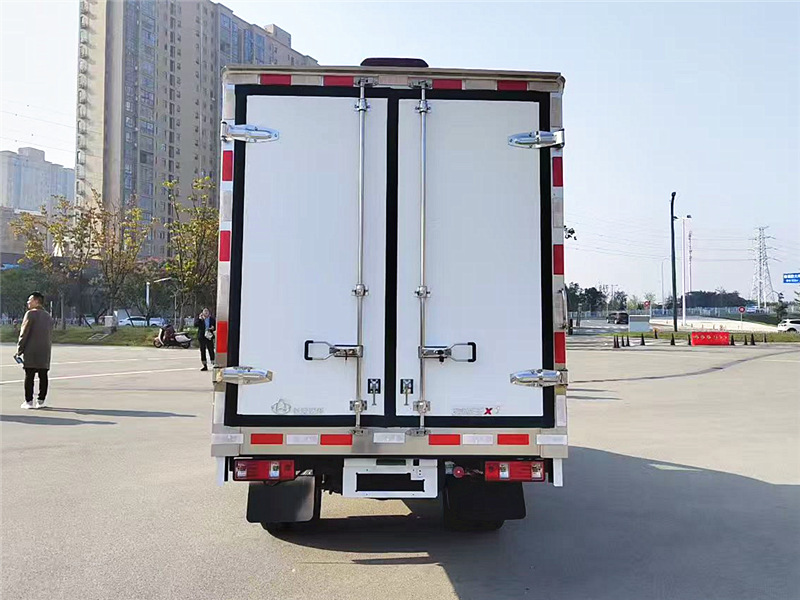 长安跨越X1后双轮冷藏车