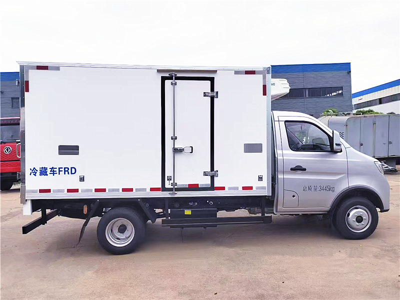 长安跨越X3后双轮冷藏车