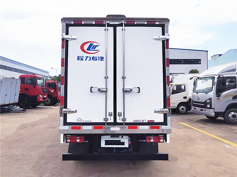 长安跨越X3后双轮冷藏车