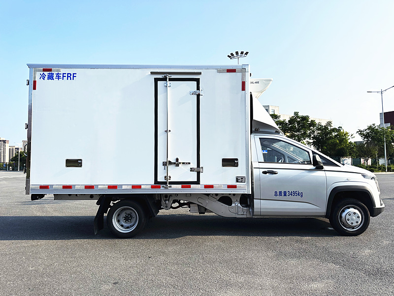 五菱黄金卡纯电冷藏车