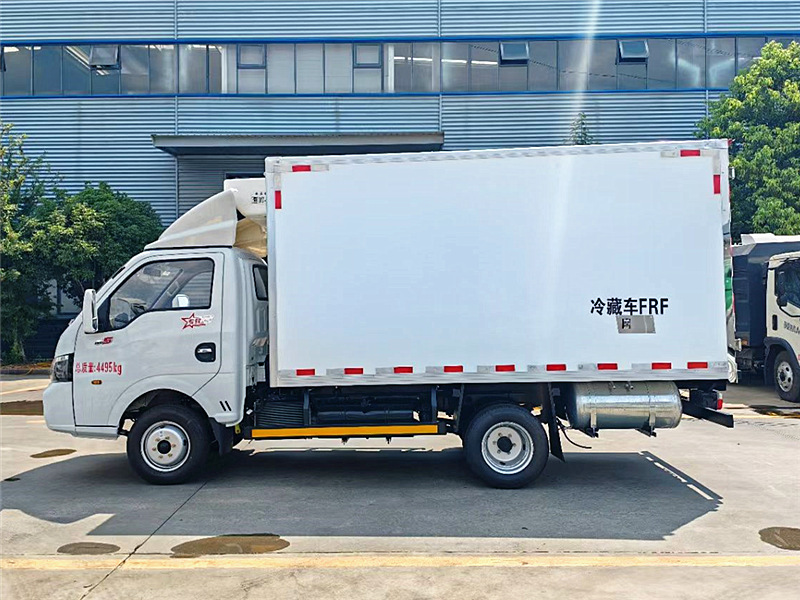 东风途逸国六冷藏车