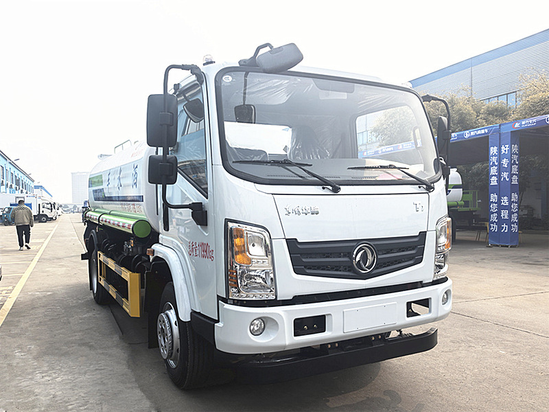 东风华神8方洒水车