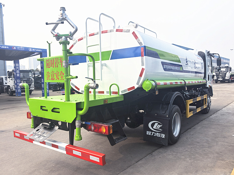 东风华神9.3吨洒水车