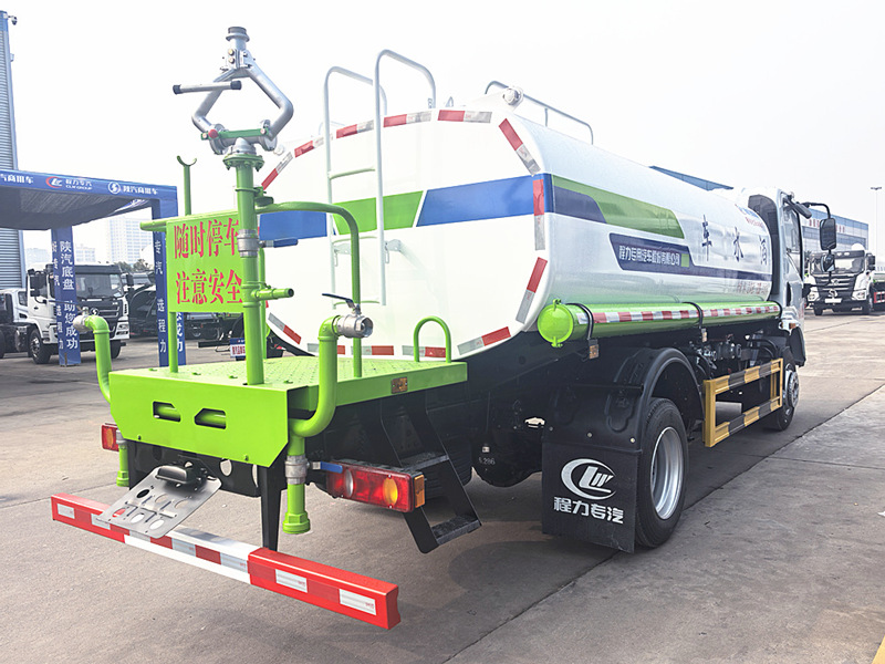 东风华神9吨洒水车