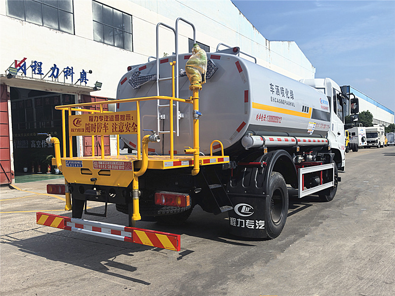 国六东风商用12吨洒水车