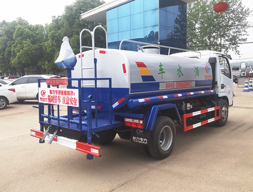 东风多利卡D6洒水车