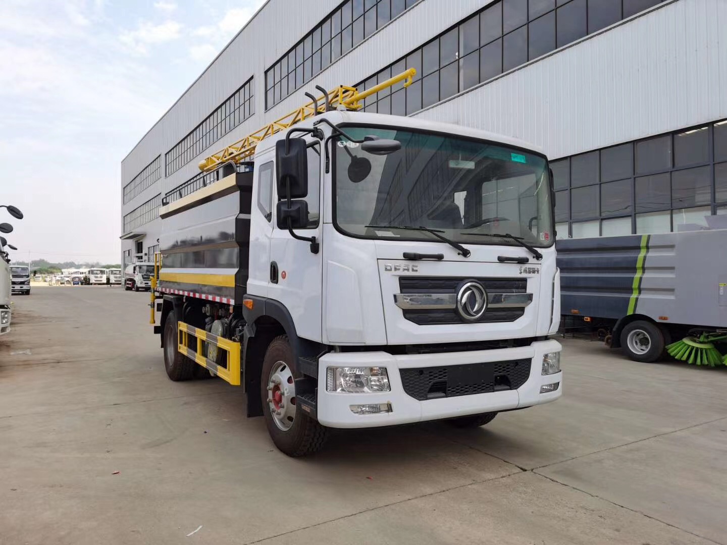 东风多利卡D9铁路抑尘车