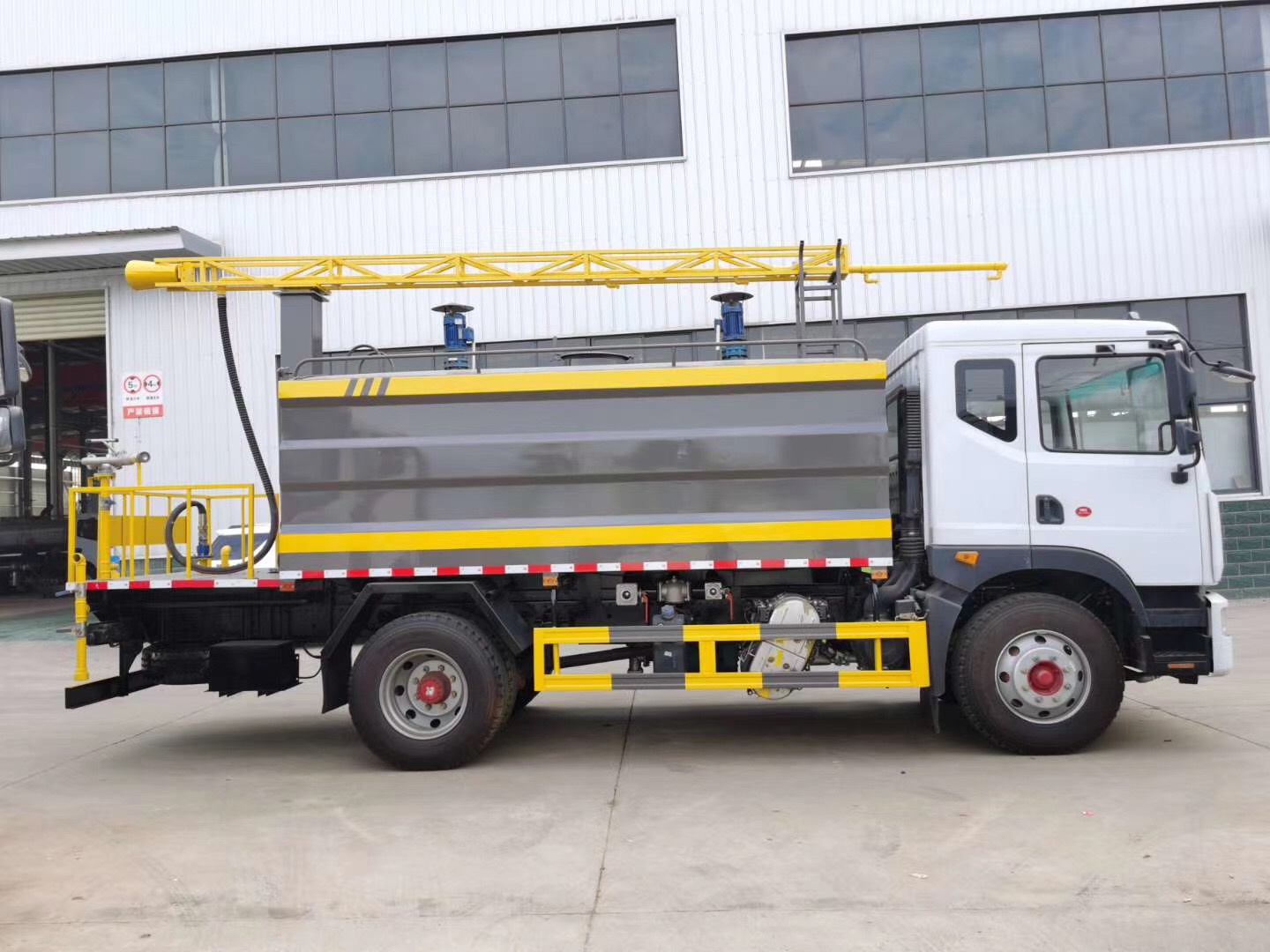 东风多利卡D9铁路抑尘车