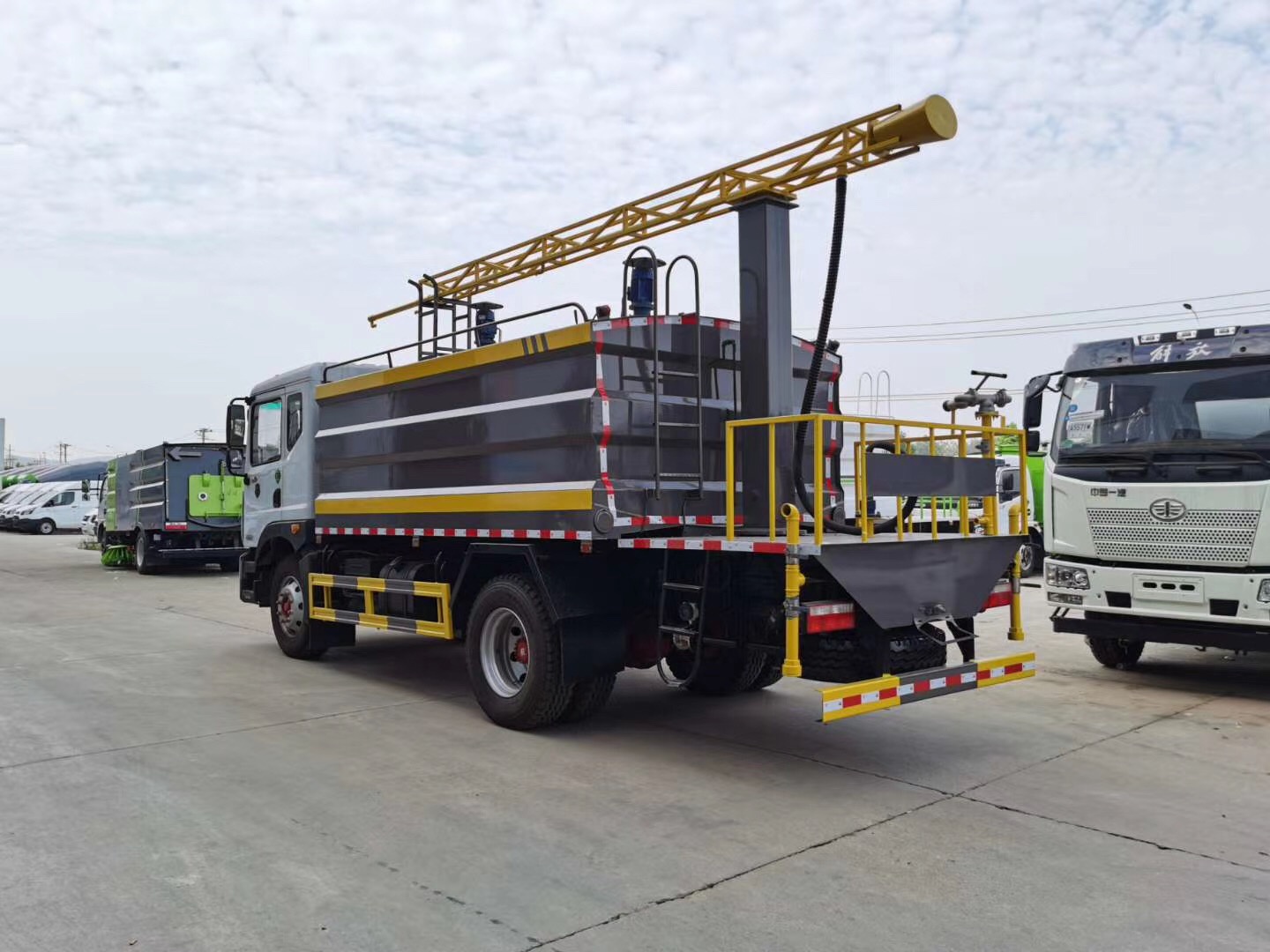 东风多利卡D9铁路抑尘车尾部