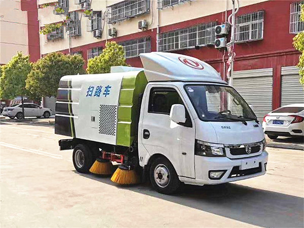 东风途逸国六汽油3方扫路车