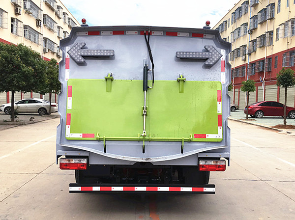 东风多利卡D7扫路车
