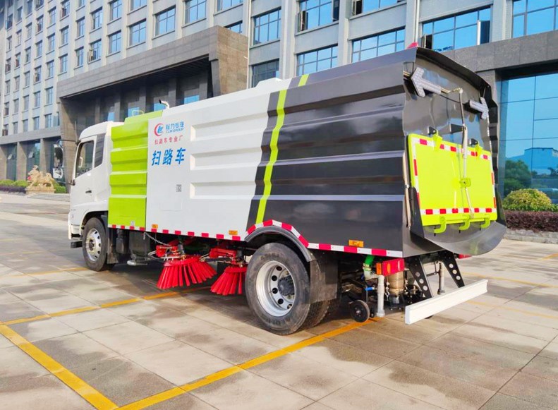 天锦扫路车
