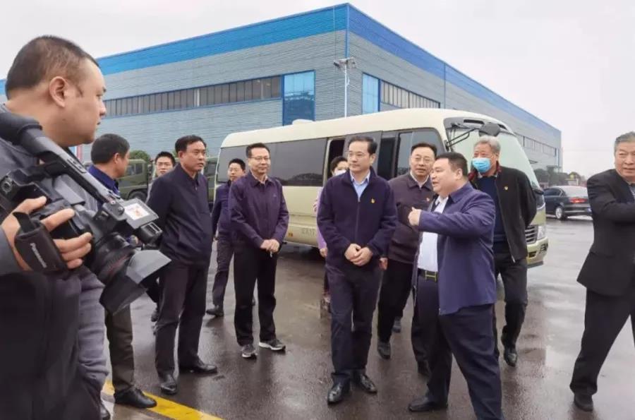 陪同钱远坤书记调研视察的有分管工业的副市长吴超明、曾都区区委书记张健,以及市区直属部门的相关领导