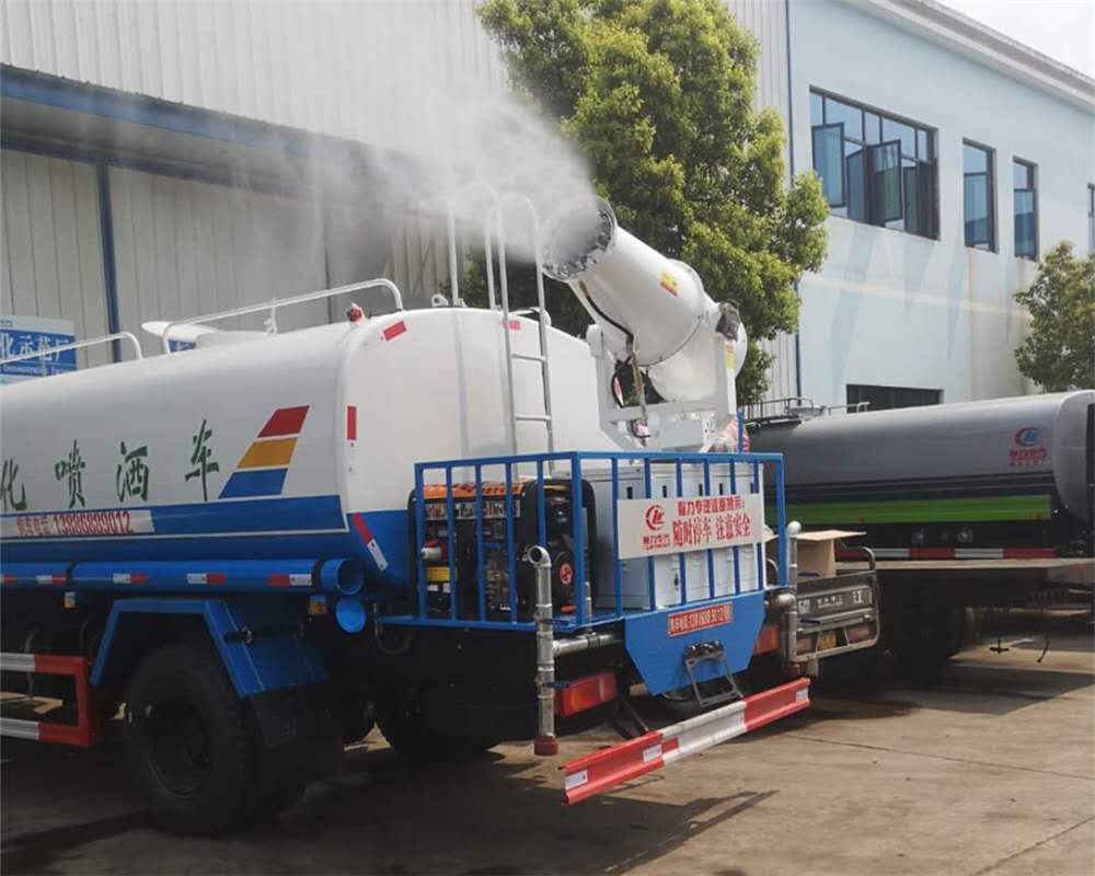 雾炮洒水车喷出的水雾